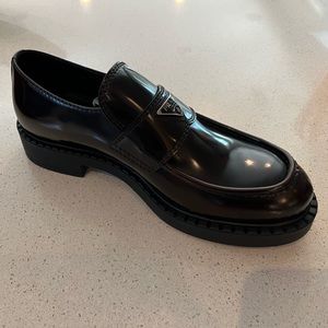 Prada, Mens, 9.5, never worn, in box with dust bag